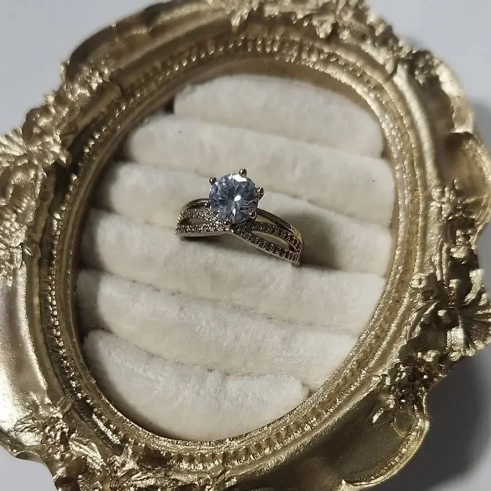 Elegant Gold Tone Women's Ring Size 8